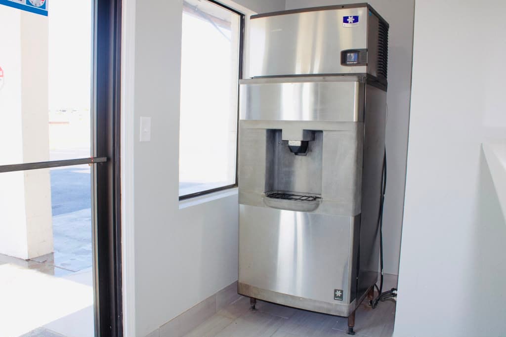 Guest ice machine near the entrance