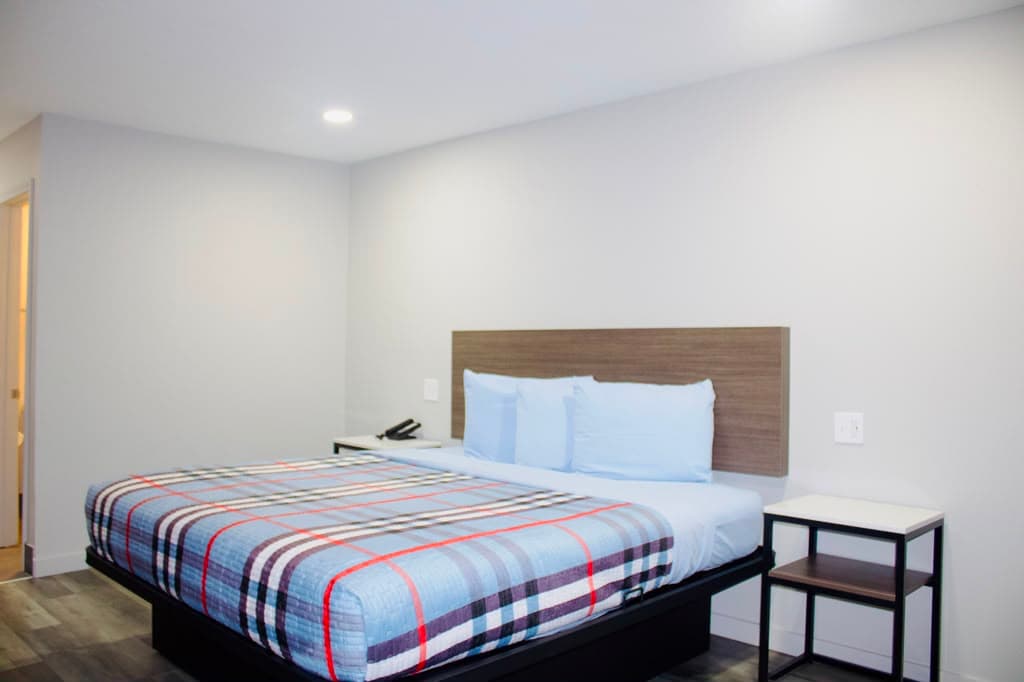 Suite with queen bed and en-suite bathroom doorway